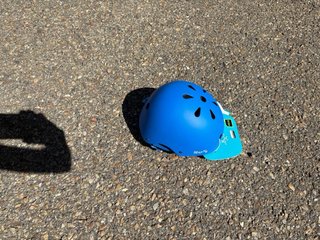 Monopatín azul con ruedas rojas + casco a juego