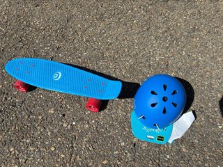 Monopatín azul con ruedas rojas + casco a juego