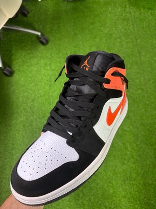 Air Jordan 1 Mid Naranjas, Negras y Blancas