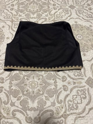 Chaleco negro con detalles dorados