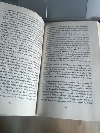 Libro "París despertaba tarde" - Máximo Huerta