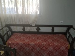Banca antigua de madera y tela