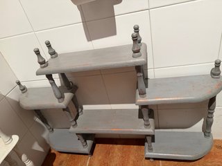 Estantería de madera gris y naranja