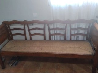 Banca antigua de madera y yute