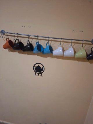 Barra organizadora de tazas con ganchos y con las