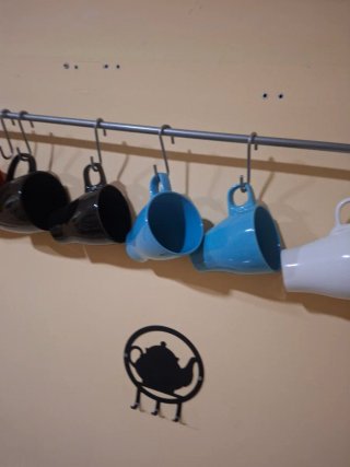 Barra organizadora de tazas con ganchos y con las