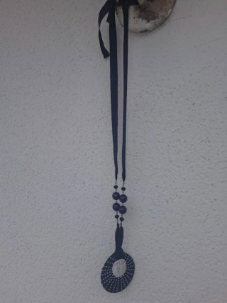 Collar azul marino con colgante redondo