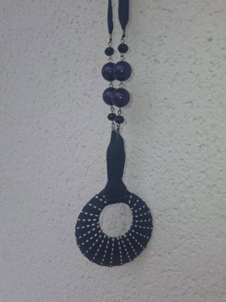 Collar azul marino con colgante redondo