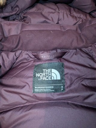 Abrigo plumas north face violeta, capucha y pelo