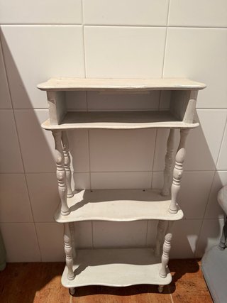 Estantería de madera beige