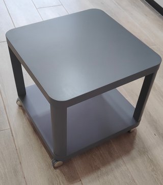 Mesa auxiliar gris con ruedas