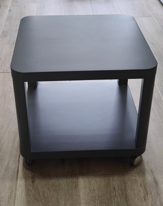 Mesa auxiliar gris con ruedas