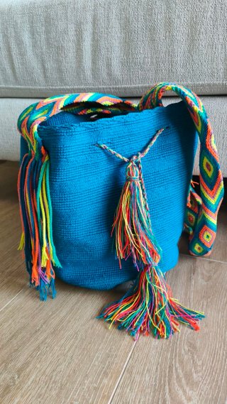 Bolso Wayuu azul con flecos y correa