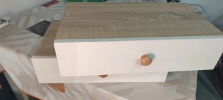 Dos estantes de madera con cajón blanco.