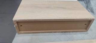 Dos estantes de madera con cajón blanco.