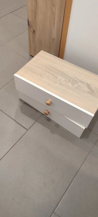 Dos estantes de madera con cajón blanco.