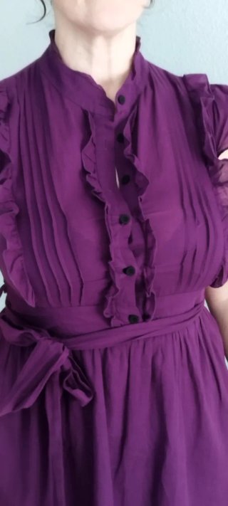 Vestido morado con volantes y cinturón