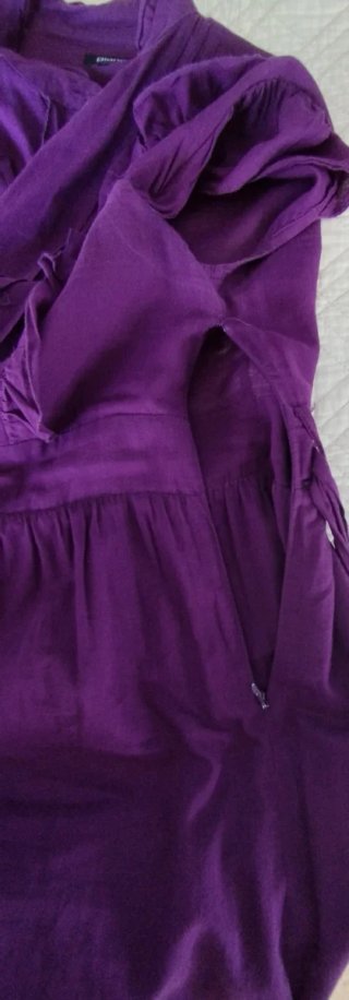 Vestido morado con volantes y cinturón