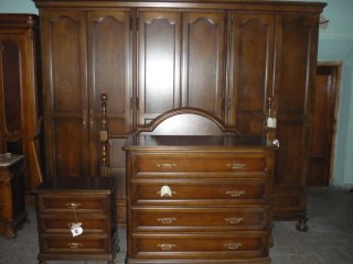 Muebles de madera: armario, cómoda y mesita