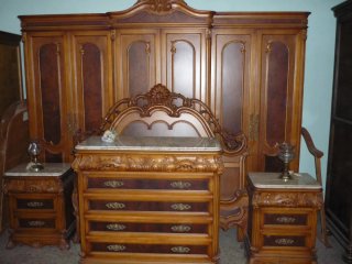 Muebles de madera: armario, cómoda y mesita