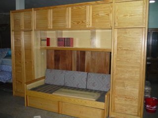 Muebles de madera: armario, cómoda y mesita