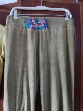 Conjunto camiseta amarilla y pantalón verde tercio