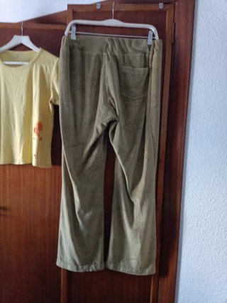 Conjunto camiseta amarilla y pantalón verde tercio