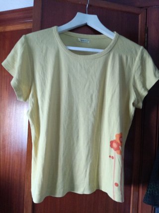 Conjunto camiseta amarilla y pantalón verde tercio