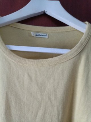 Conjunto camiseta amarilla y pantalón verde tercio