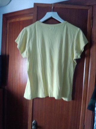 Conjunto camiseta amarilla y pantalón verde tercio