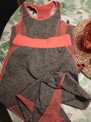 Conjunto deportivo gris y rosa