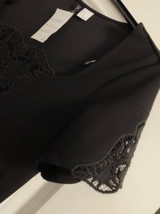 Vestido negro corto con encaje