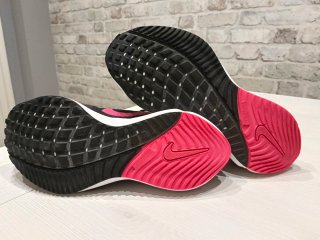 Nike Vomero 16 Mujer Negro/Rosa  usadas para andar