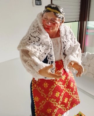 Venditrice di frutta , e verdura.