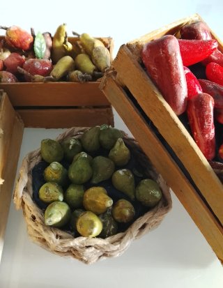 Venditrice di frutta , e verdura.