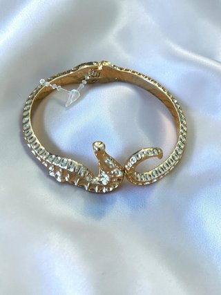Pulsera dorada con diseño de caballito de mar