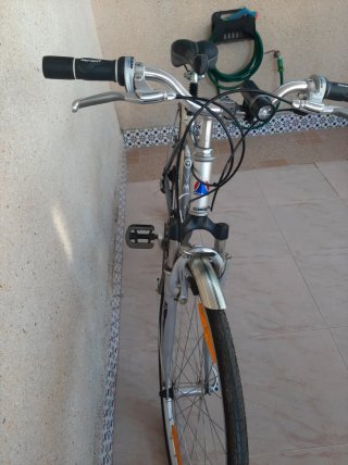 Bicicleta Fuji Crosstown Gris. Híbrida urbana.