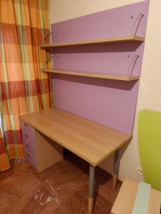 Escritorio juvenil morado con baldas