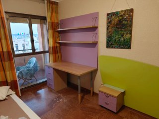 Escritorio juvenil morado con baldas