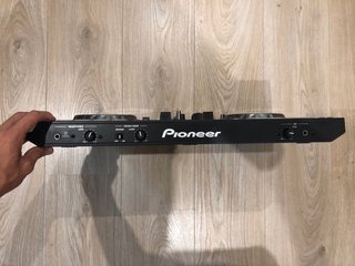 Controlador DJ Pioneer DDJ-SR y Serato DJ Pro