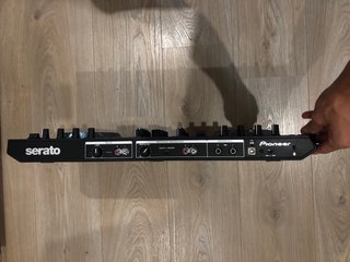 Controlador DJ Pioneer DDJ-SR y Serato DJ Pro
