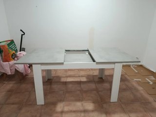 Mesa de comedor extensible gris y blanca