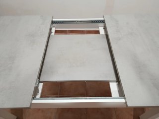 Mesa de comedor extensible gris y blanca