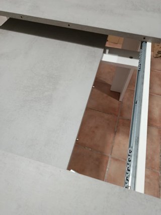Mesa de comedor extensible gris y blanca