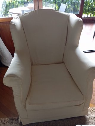 Sillón orejero funda marfil