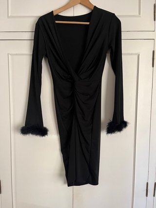 Vestido negro fiesta con plumas en puños