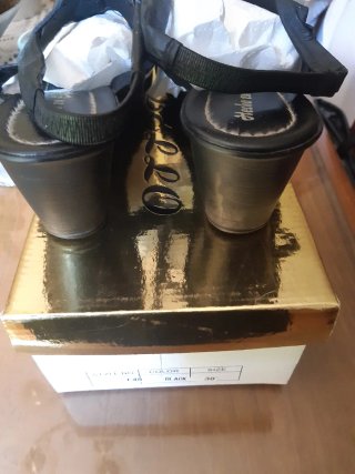 Sandalias negras y plateadas mujer