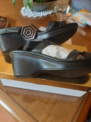 Sandalias negras y plateadas mujer