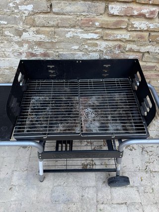 Barbacoa de carbón negra y gris