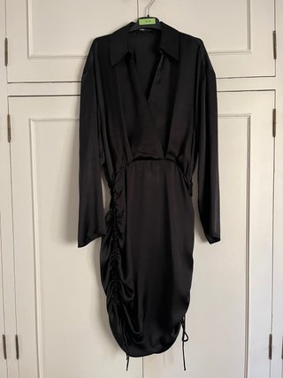 Vestido negro satinado fruncido